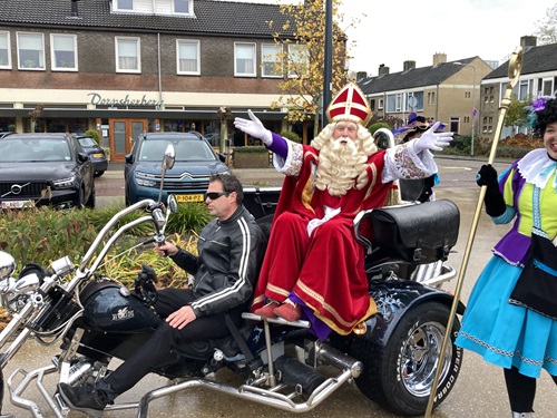 Sinterklaas crosst op motor het Willem-Alexanderpark in! 
